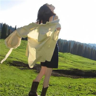 举杯畅饮的姐姐们